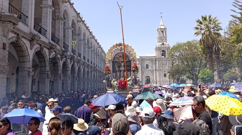 Se realizó la sexta y última procesión del Señor de los Milagros en Arequipa