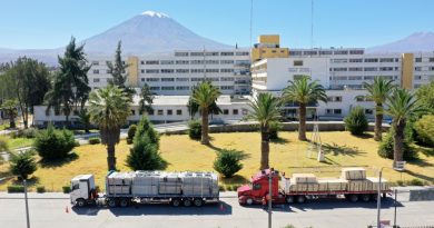 PACIENTES DEL HOSPITAL HONORIO DELGADO TIENEN QUE HACER LARGAS COLAS PARA PROGRAMAR CITAS