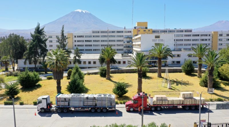 PACIENTES DEL HOSPITAL HONORIO DELGADO TIENEN QUE HACER LARGAS COLAS PARA PROGRAMAR CITAS