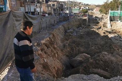 VECINOS DE PAUCARPATA TEMEN QUE CONSTRUCCIÓN DEL PUENTE NO TERMINE ANTES DE LA TEMPORADA DE LLUVIAS