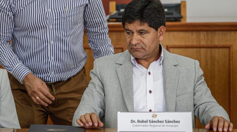 GOBERNADOR DE AREQUIPA, SE MUESTRA INDIFERENTE ANTE BLOQUEO DE CARRETERAS:
